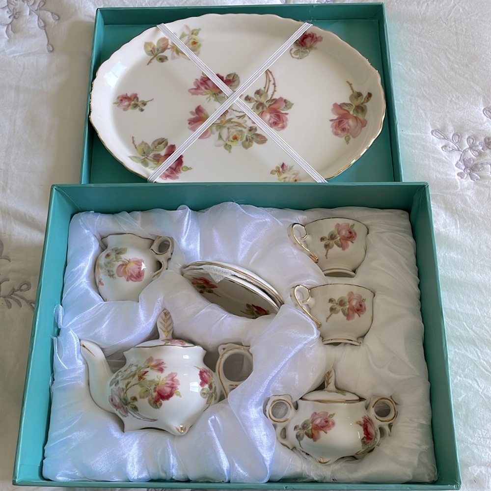White and gold porcelain mini tea set, decorated with pink and white flowers